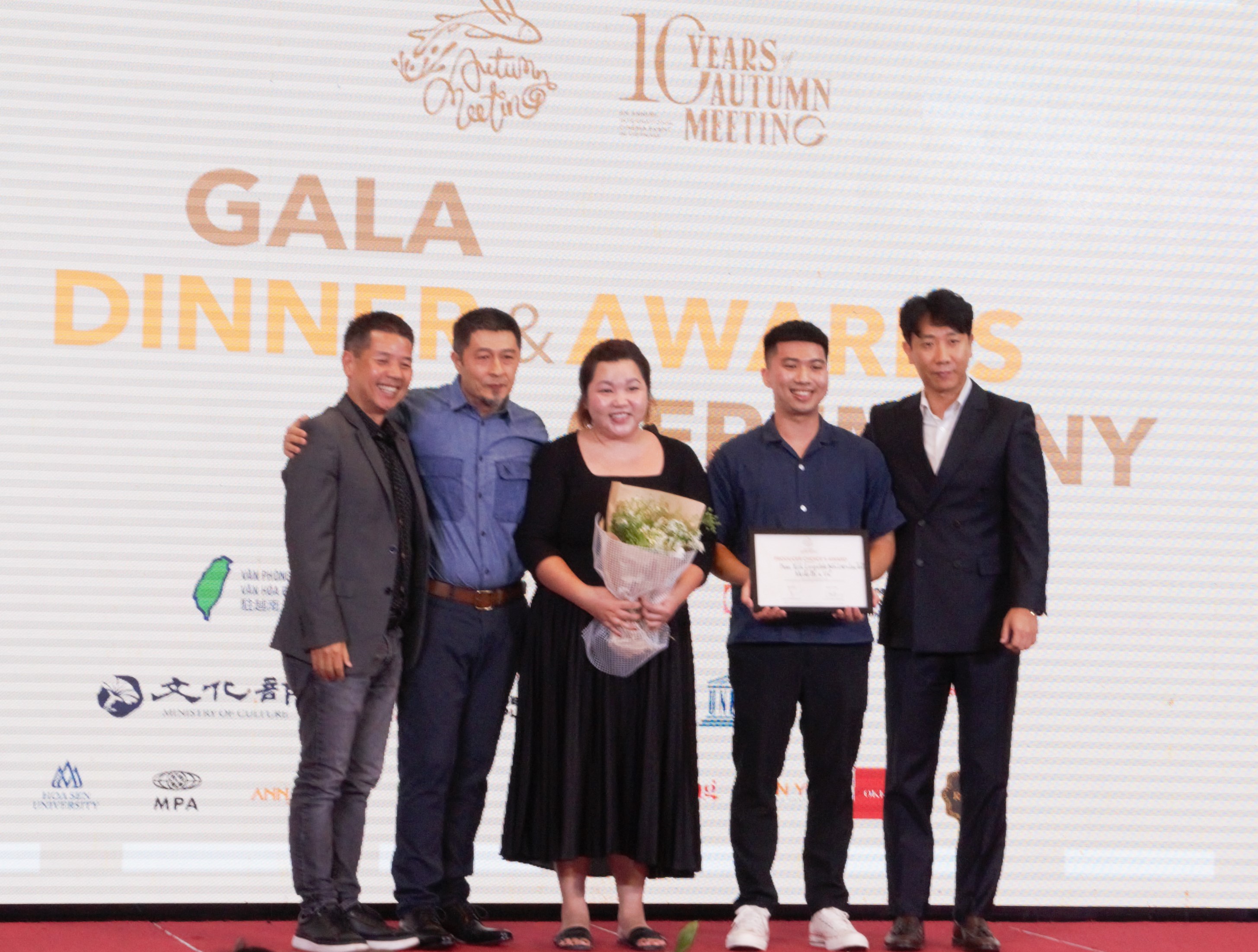 Nhà sản xuất Nguyễn Trinh Hoan, đạo diễn Charlie Nguyễn và Tổng giám đốc CJ CGV Việt Nam  trao giải cho dự án phim thương mại xuất sắc nhất Gặp Gỡ Mùa Thu 2022  (Ảnh: BTC cung cấp)