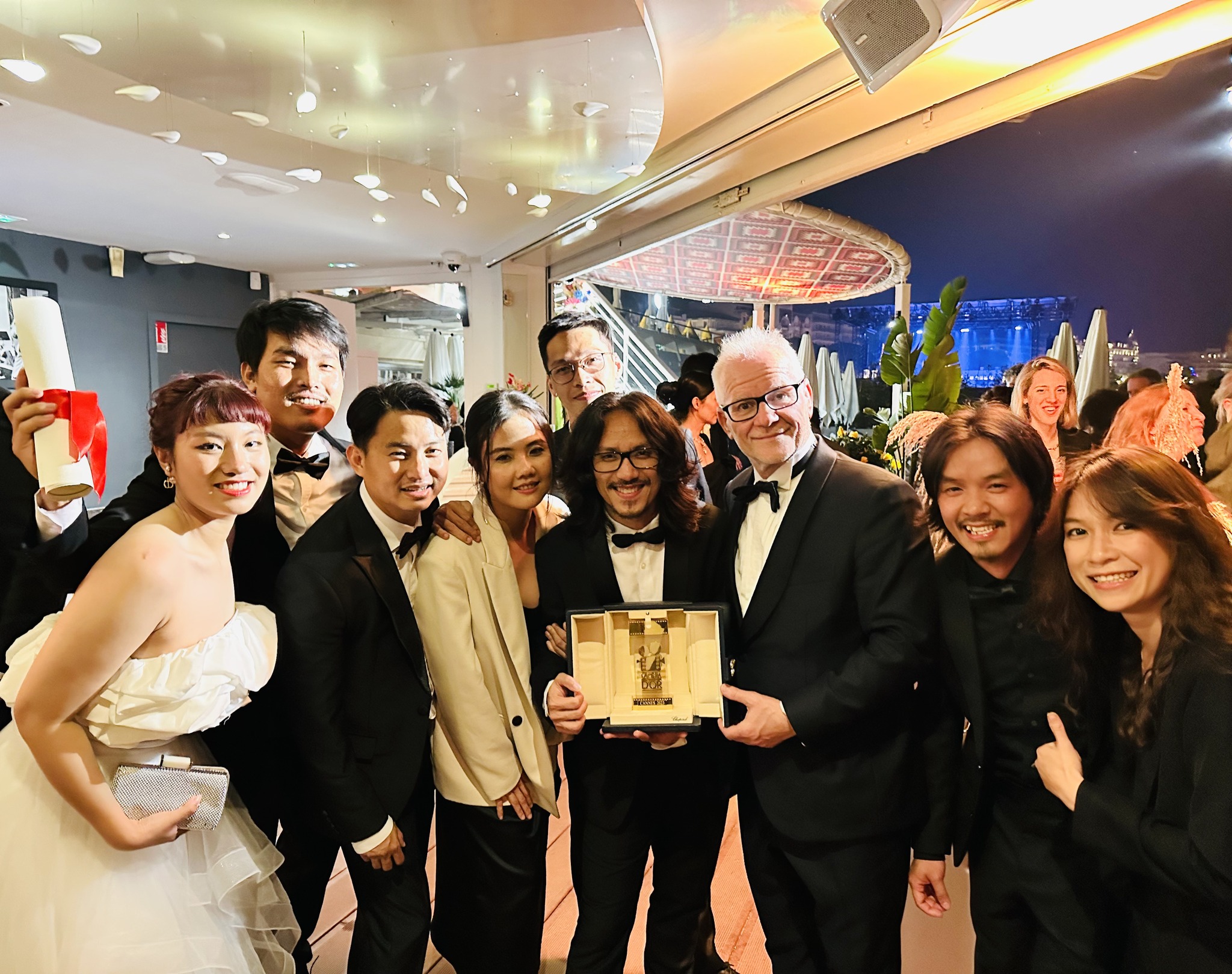 Đạo diễn Phạm Thiên Ân và đoàn làm phim “Bên Trong Vỏ Kén Vàng” chụp hình cùng Giám đốc LHP Cannes sau khi bộ phim nhận giải Camera Vàng vào tháng 5 vừa qua