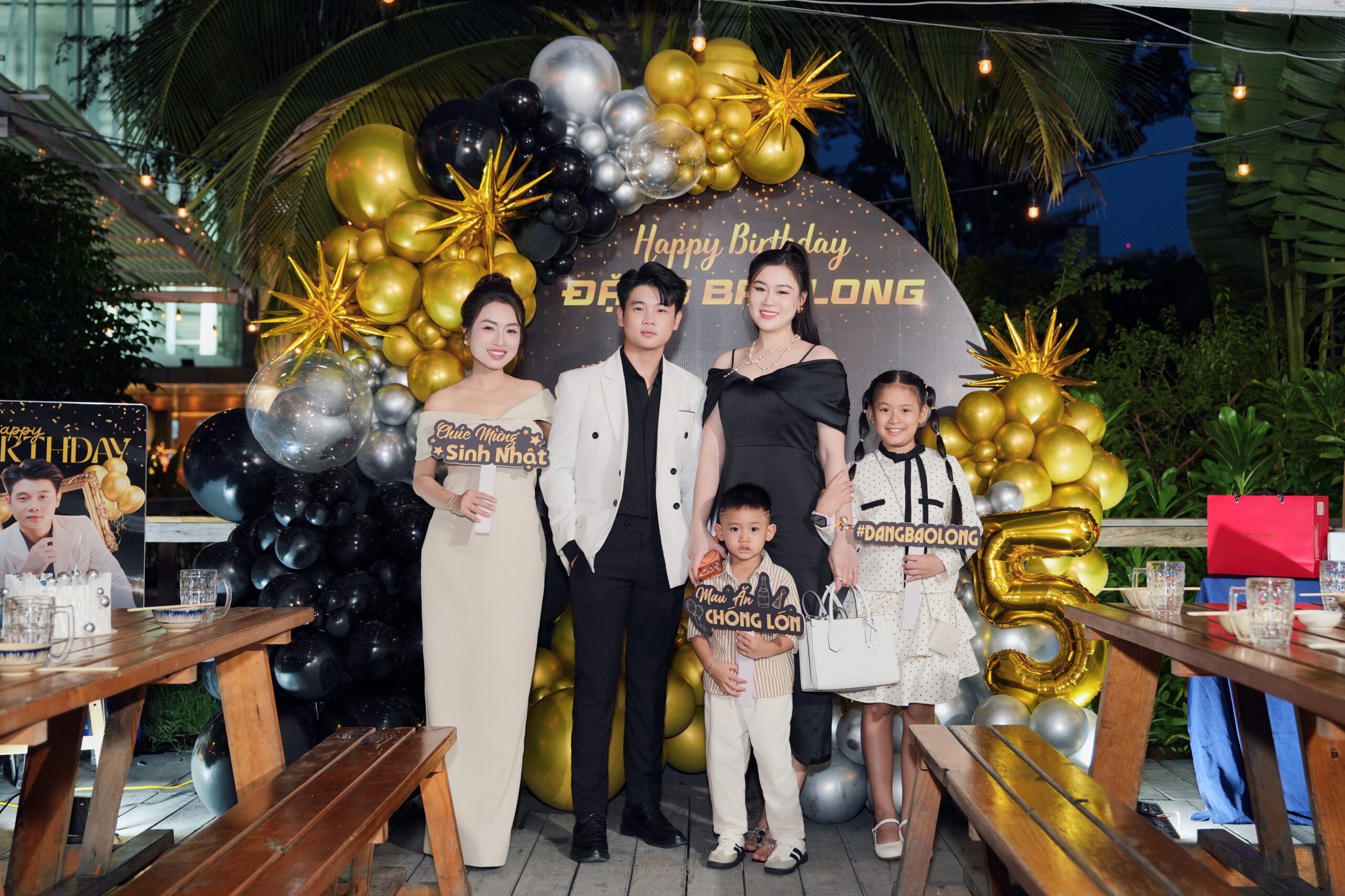 Linh Lan đưa các con tới mừng sinh nhật Bảo Long.