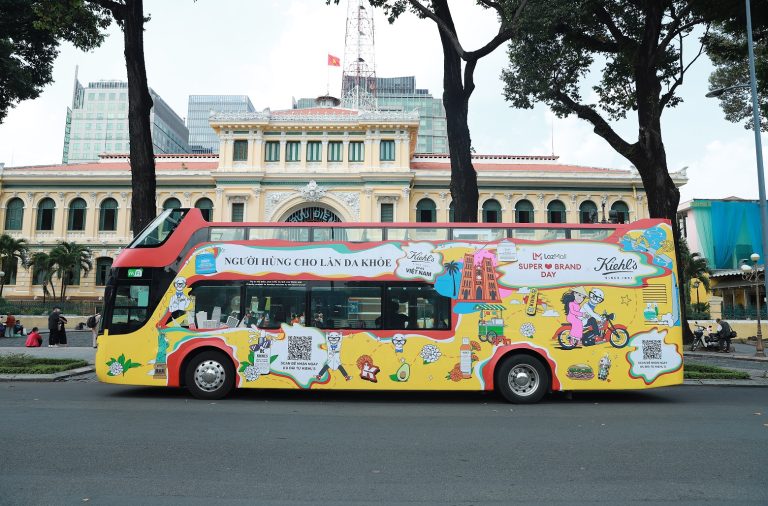 Nhân dịp 45 năm Ngày Giải phóng miền Nam, trên chiếc xe buýt 2 tầng Kiehl’s Loves Việt Nam đã tổ chức những chuyến đi qua những địa điểm nổi tiếng tại Sài Gòn
